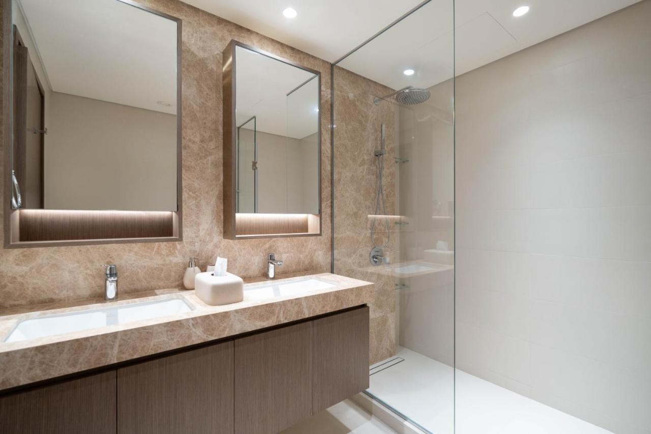 KeyRock - Stylish 2BR Apt with Palm Jumeirah View, Balcony , Pool & Gym Access - 5