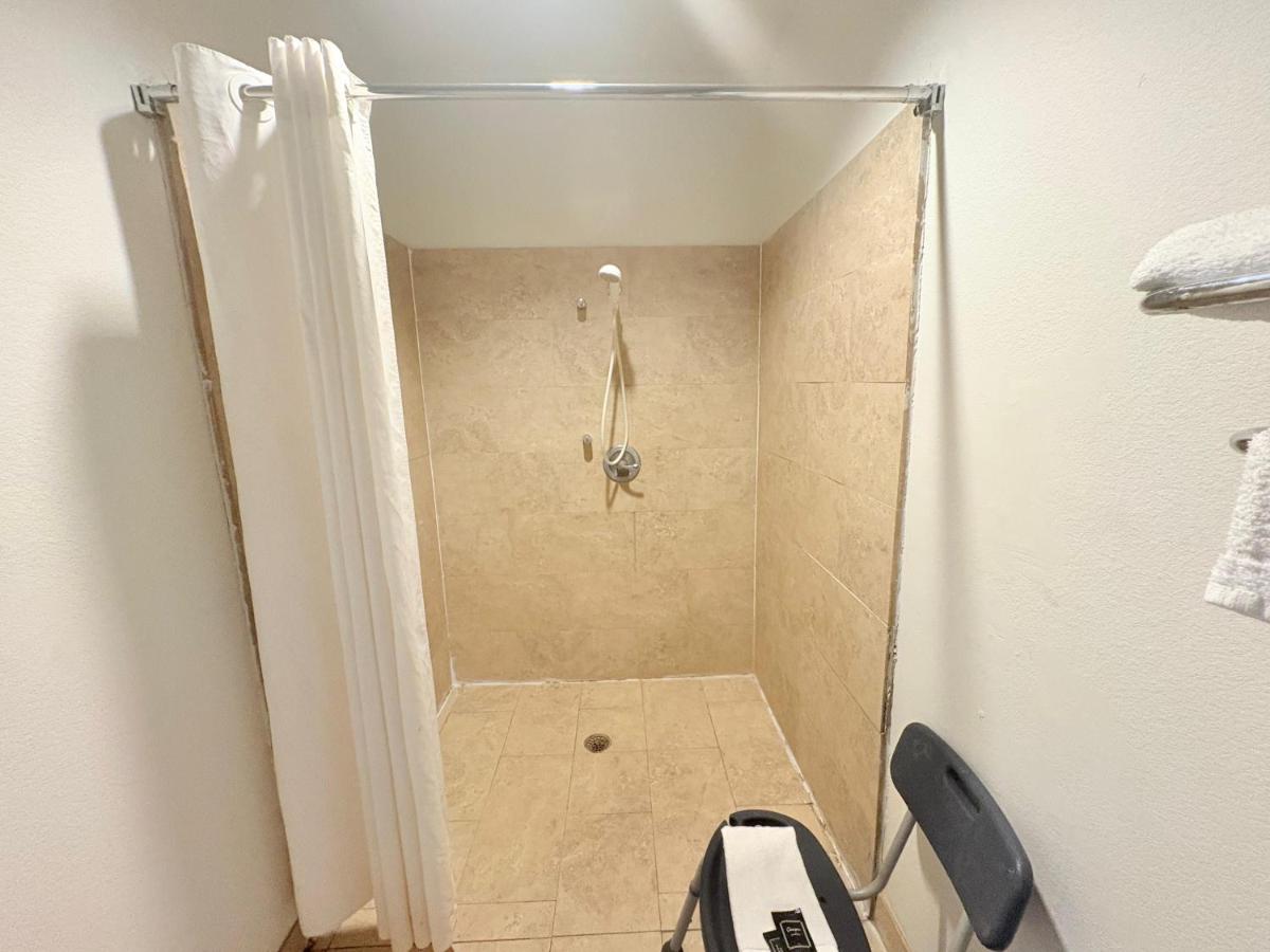 Westwood Inn Extended Stay Gonzales TX — photo 11