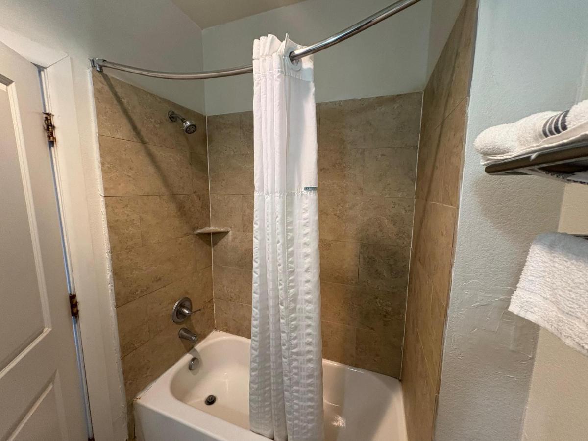 Westwood Inn Extended Stay Gonzales TX — photo 15