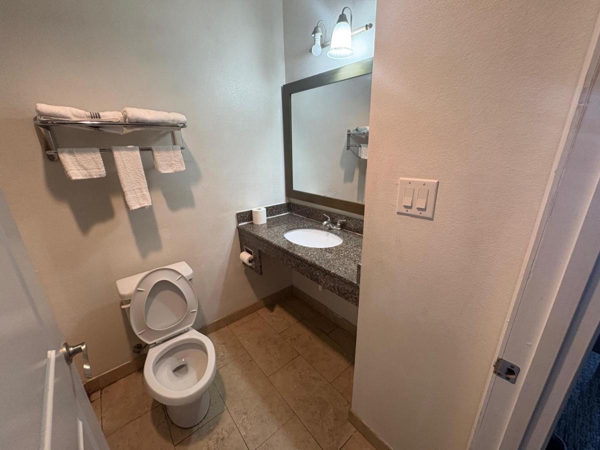Westwood Inn Extended Stay Gonzales TX — photo 14