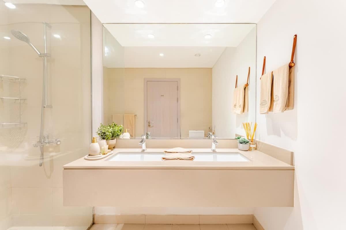 WabiSabi 2BR Stay Walk to Ferrari & Warner Bros - 3