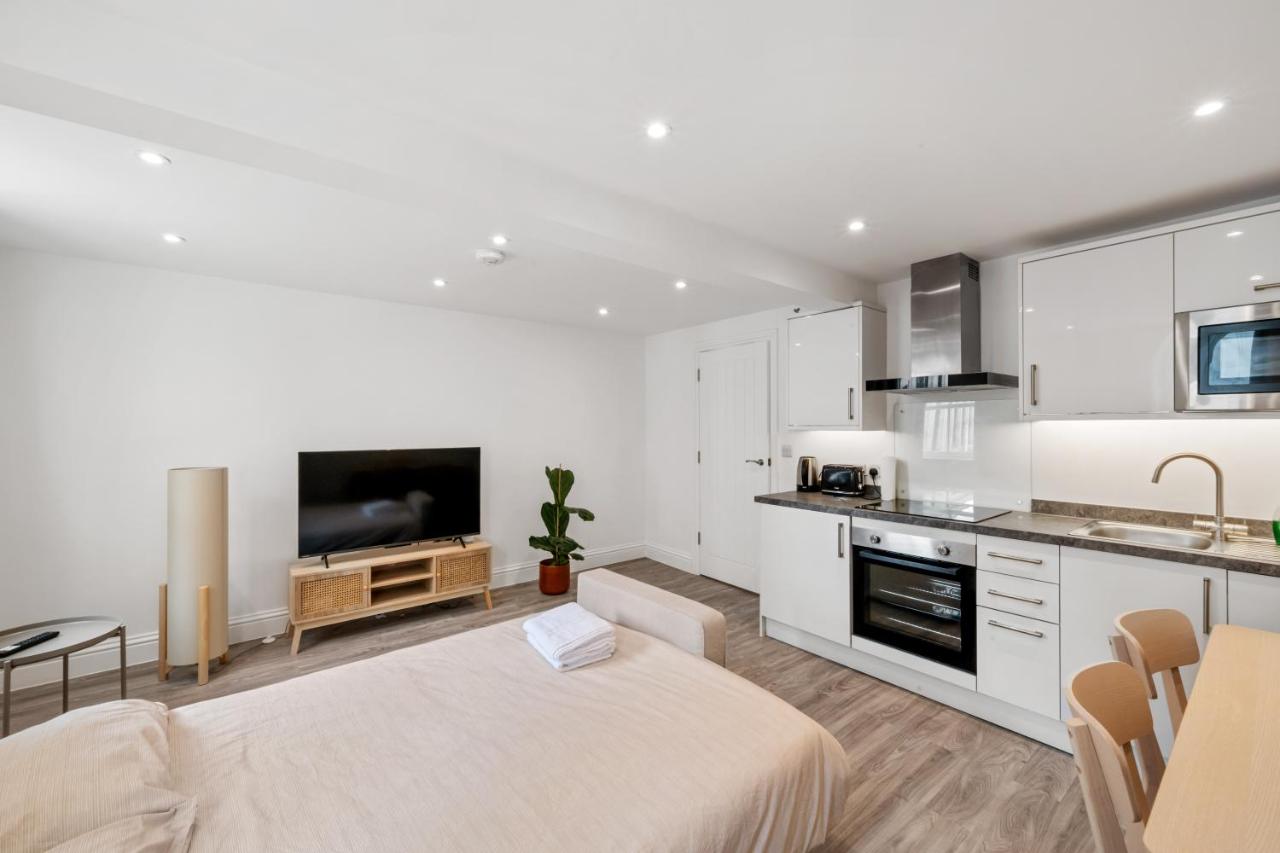 Prime Location Kensington Apartments - 4