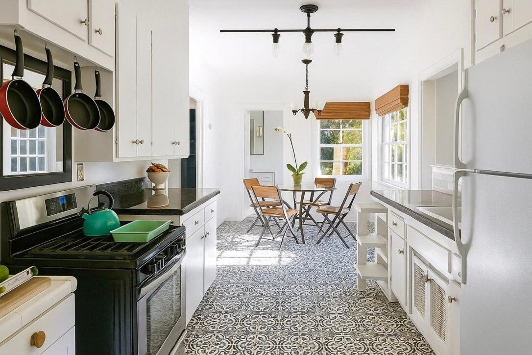 Enchanting Gated Hollywood Hills Oasis with Tranquil Treet-Top Views, Outdoor Living Room and Patio, Magical Zen Garden, Plus Free Garage in LA's Most Desirable Central Serene Area, Sleeps 6 - 4