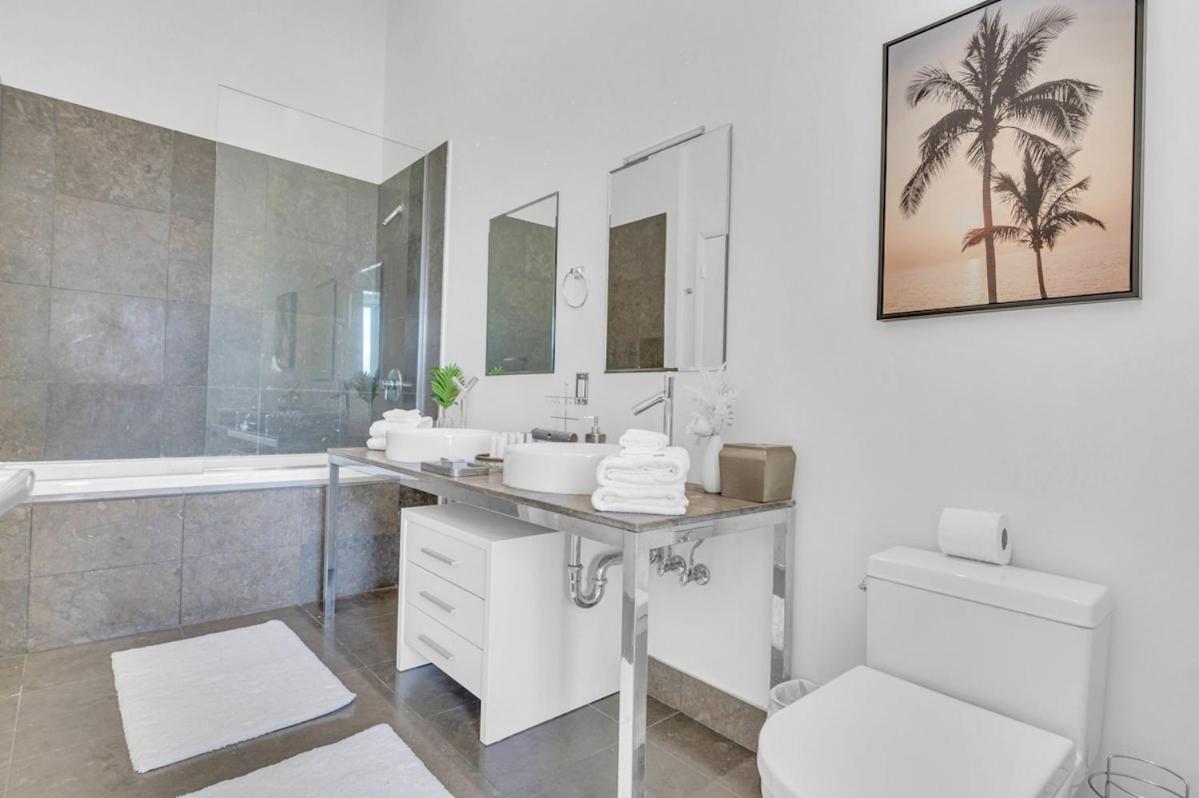 40th floor High Ceilings unit at icon brickell - 2