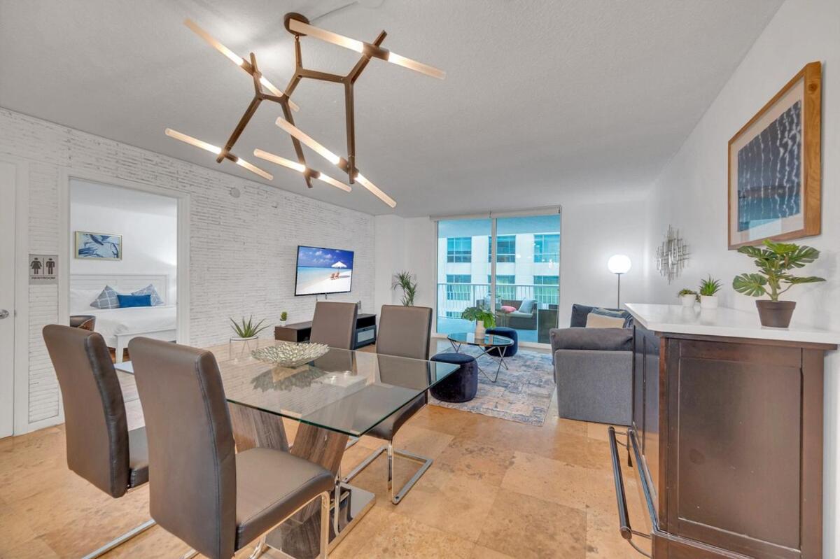 Amazing unit location with amenities & parking - 2