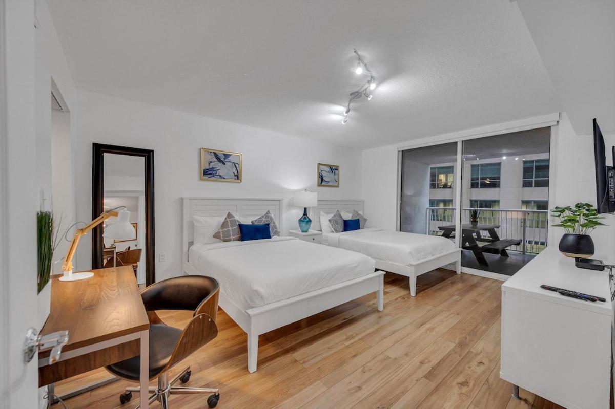 Amazing unit location with amenities & parking - 3