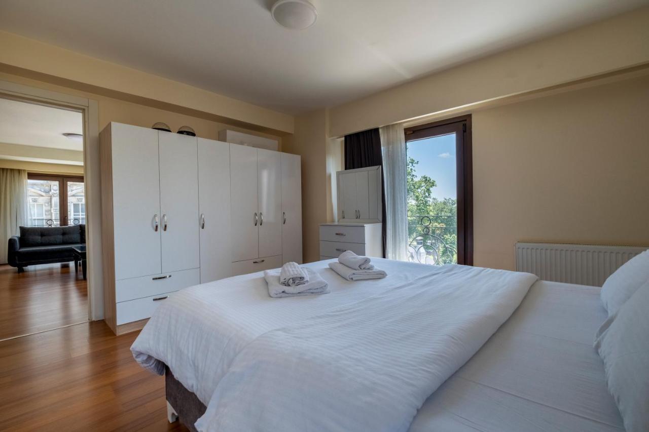 Spacious One Bedroom Apartment with View and Elevator - 2