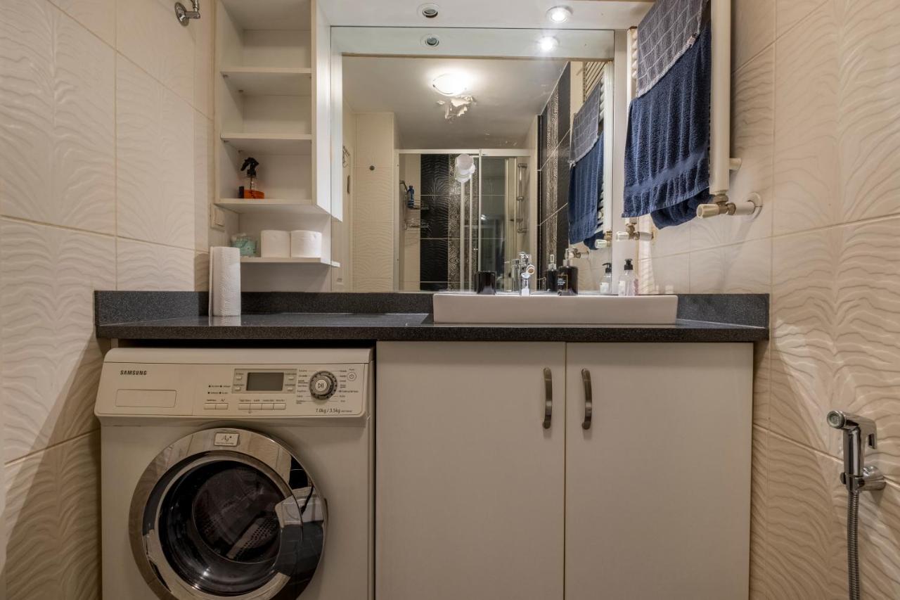 Spacious One Bedroom Apartment with View and Elevator - 3