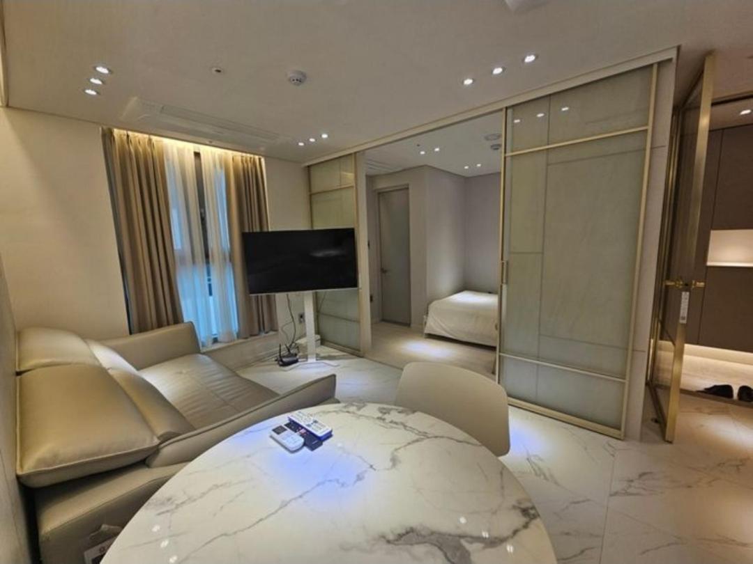 High End Luxury Room 2 - 5