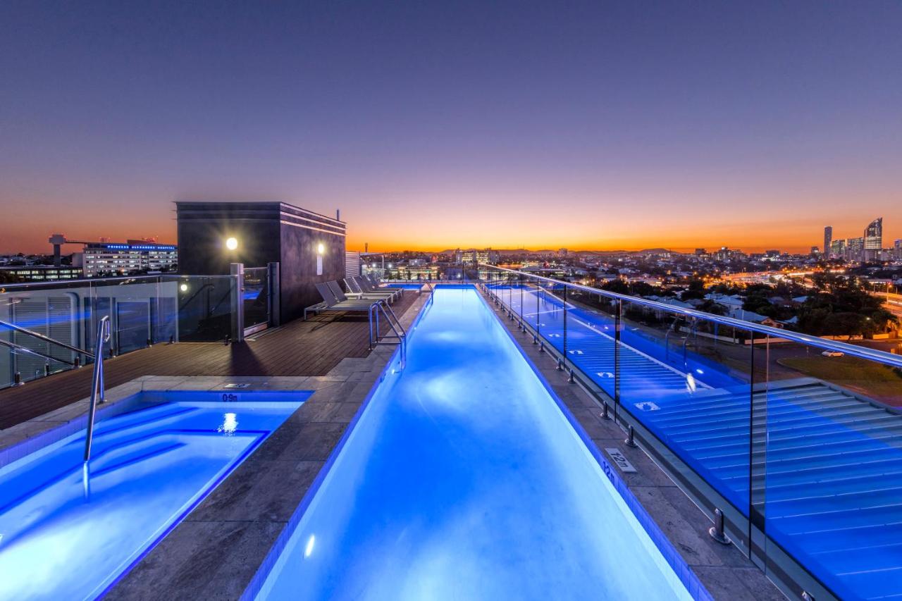 Rooftop swimming pool: Oaks Brisbane Woolloongabba Suites