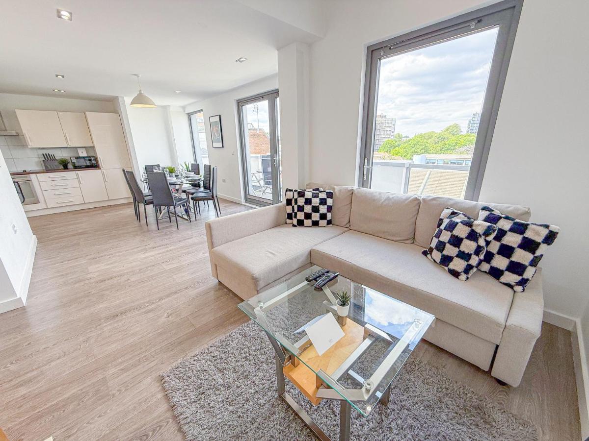 Contemporary Apartments with Private Balconies in Hoxton near Shoreditch, Old Street, Islington by NourNest Apartments - 2