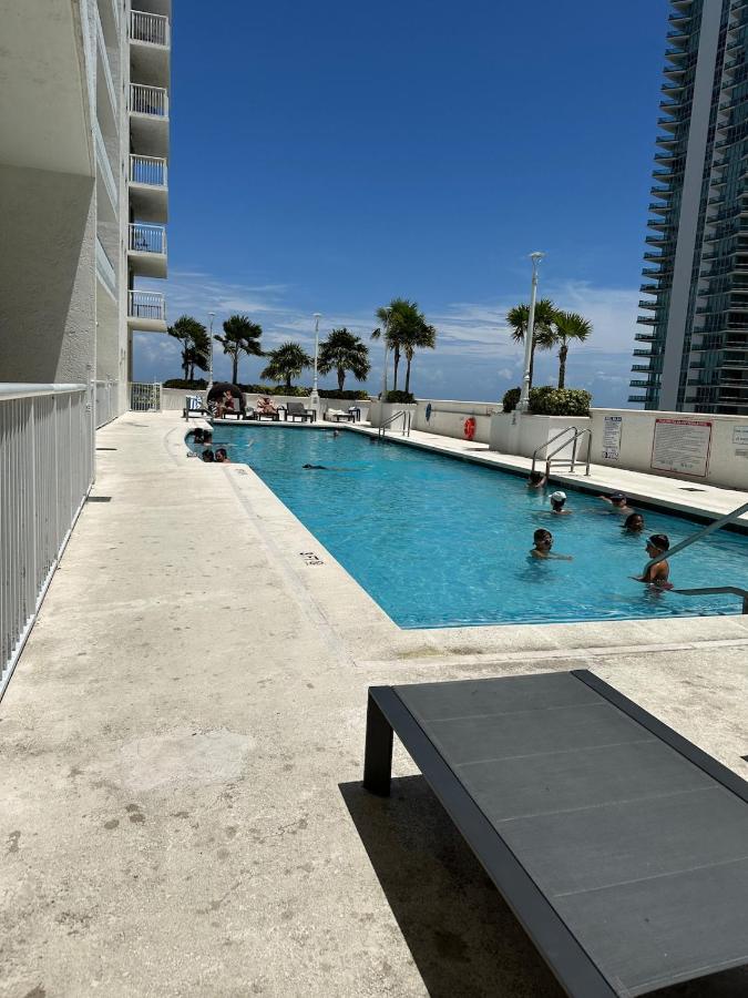 Stunning view from 42nd floor, Brickell-Miami financial district free self-parking spot, sleeps 4 - 4