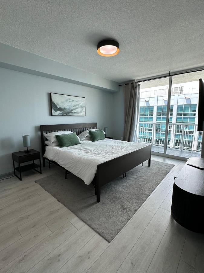 Stunning view from 42nd floor, Brickell-Miami financial district free self-parking spot, sleeps 4 - 5