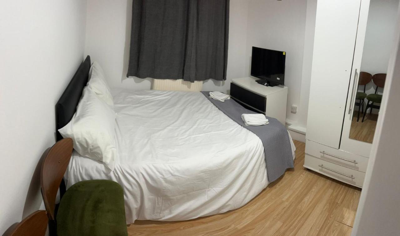 Budget Ensuit Room, Quiet Stay, East London, Fast WiFi, Steps Away From London Eye, Near Metro - 2