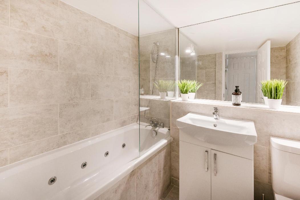 Private rooms with shared bathrooms and a top floor studio - 3