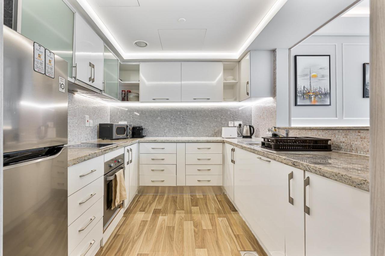 Stunning 2BR with Canal Views in Dubai Marina - 4