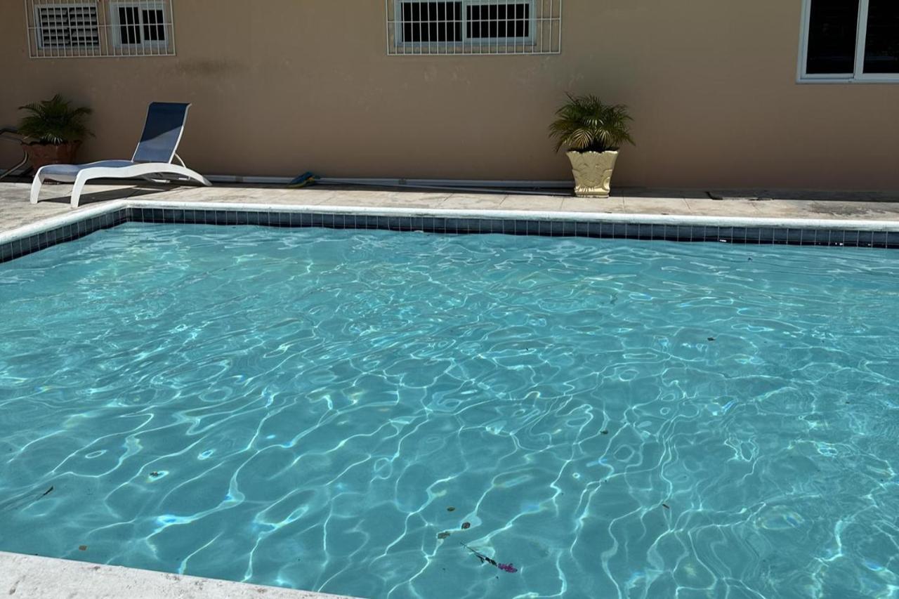 Sleeps2 - Private Pool - King Bed - AirCon - 2