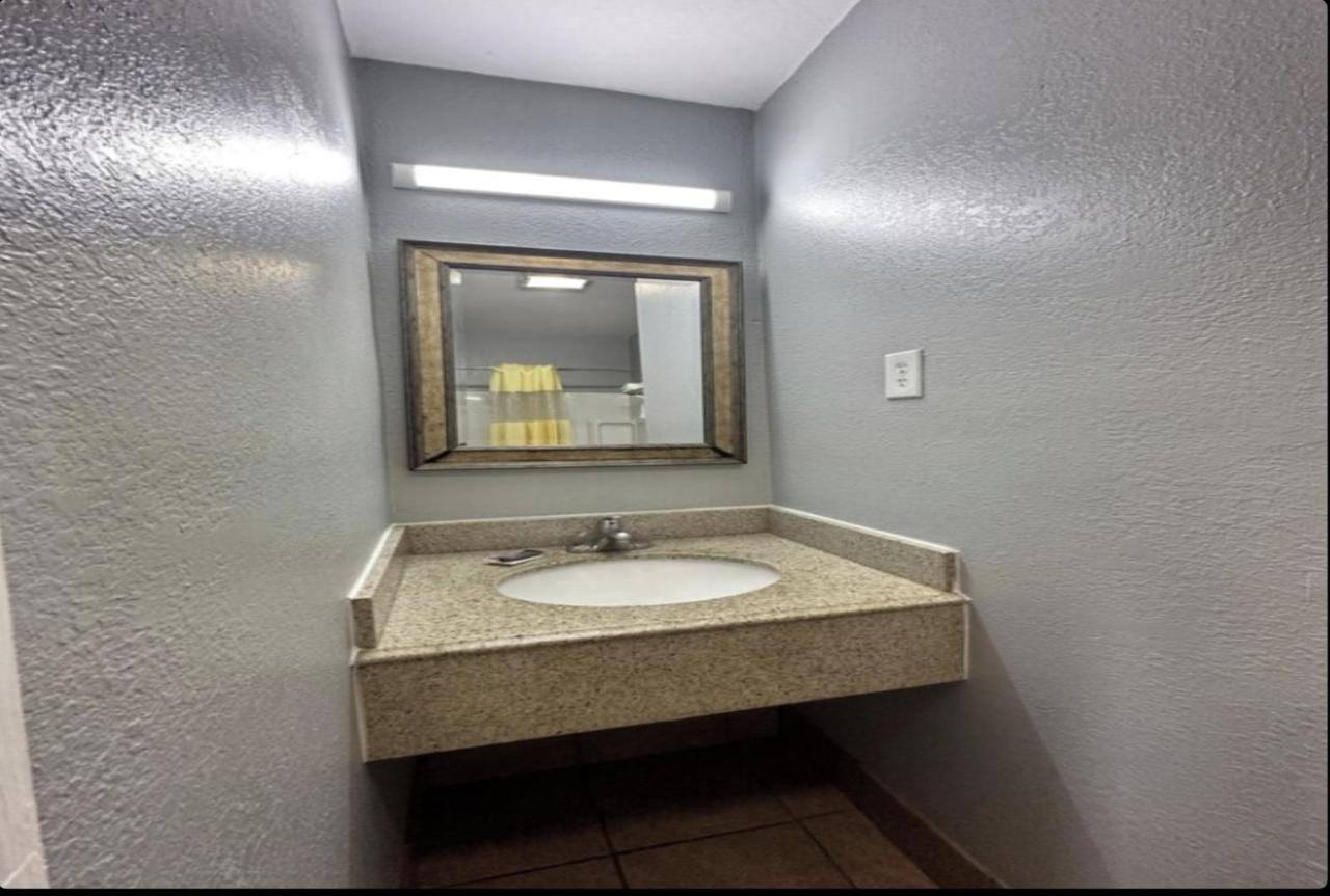 Budget Inn — photo 7