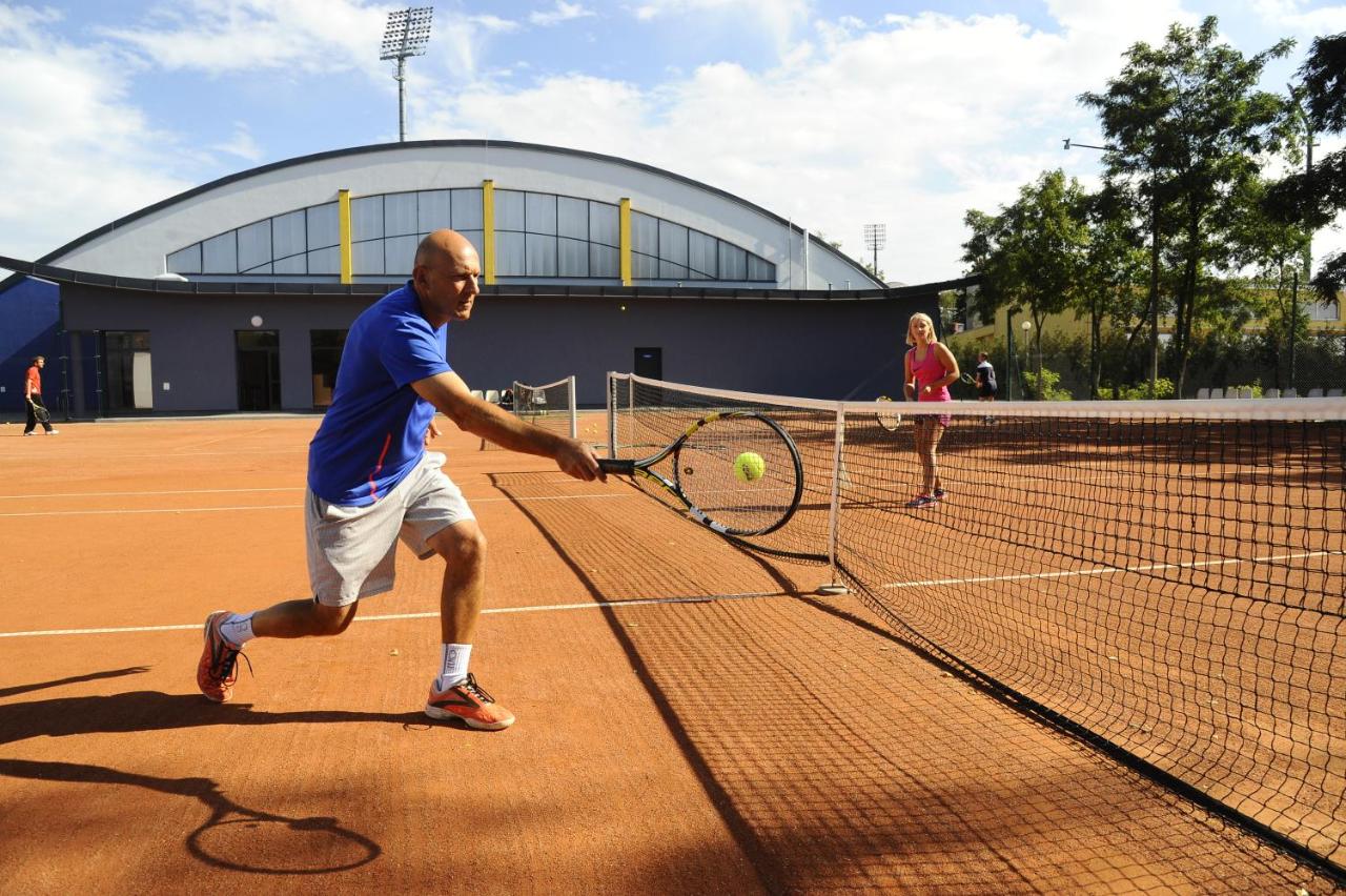 Tennis court: Hotel Zawisza