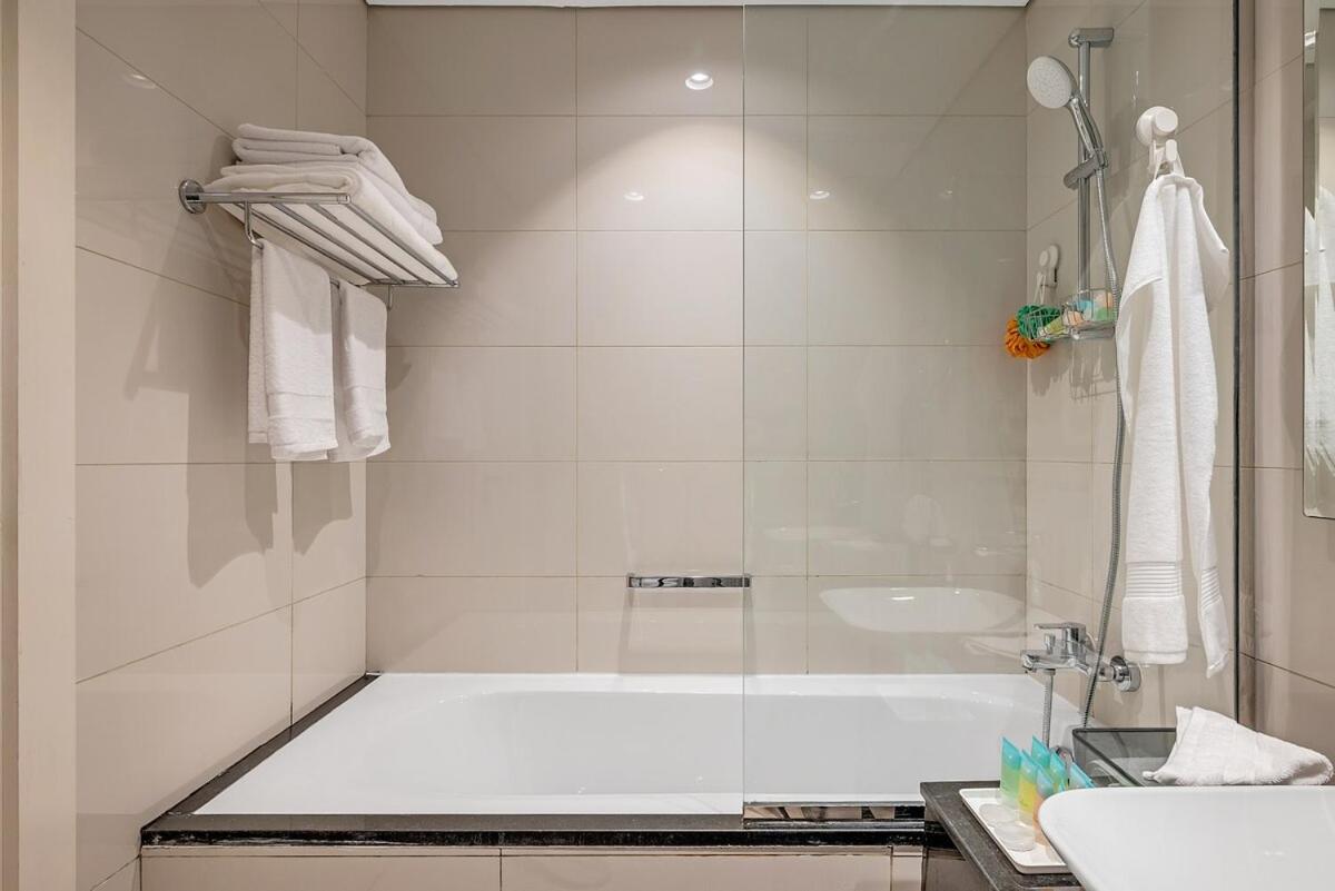 DAMAC Majestine Studio with Pool, Spa and Gym Near Bus & DubaiMall - 3