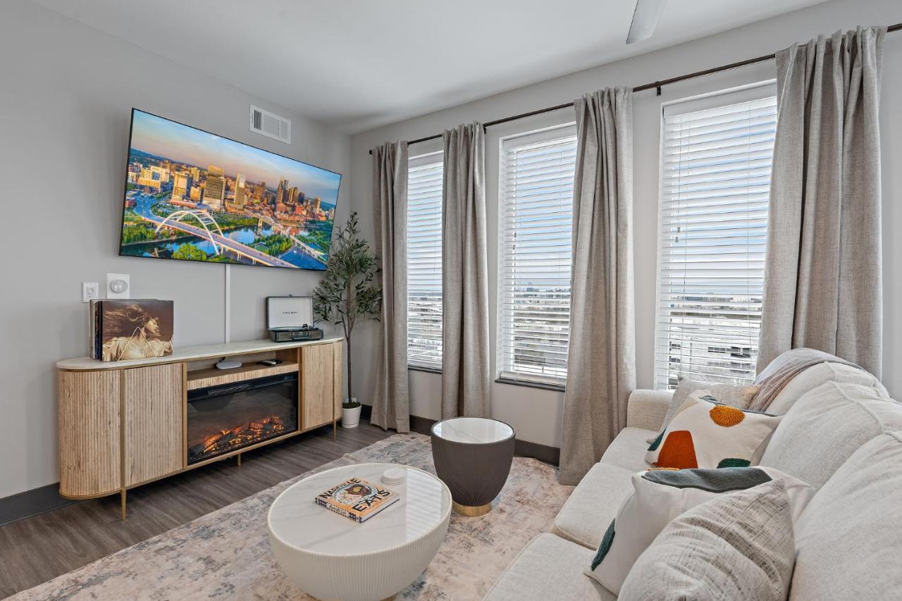 Skyline Views & PoolMins to Vanderbilt