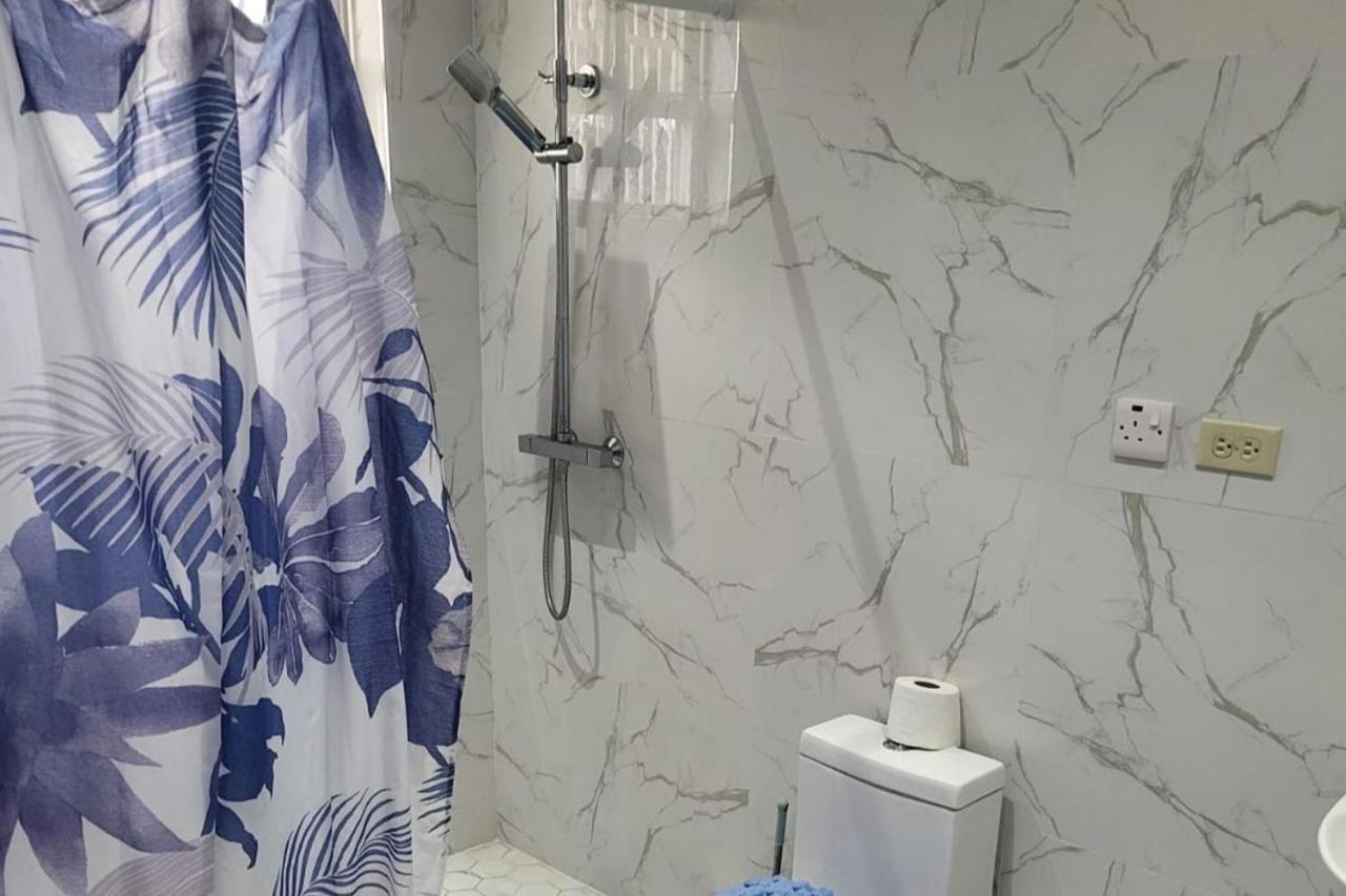 4 Bed-4 EnSuite-Sleeps 12-AirCon-5 Min To Beach - 3