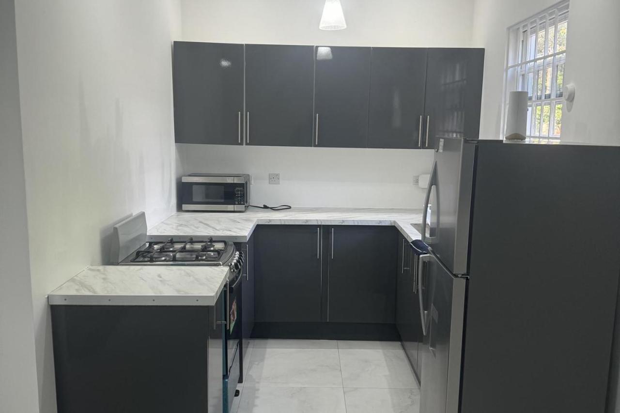 1 Bed - Sleeps 4 - Parking - 5 Min to Beach - 4