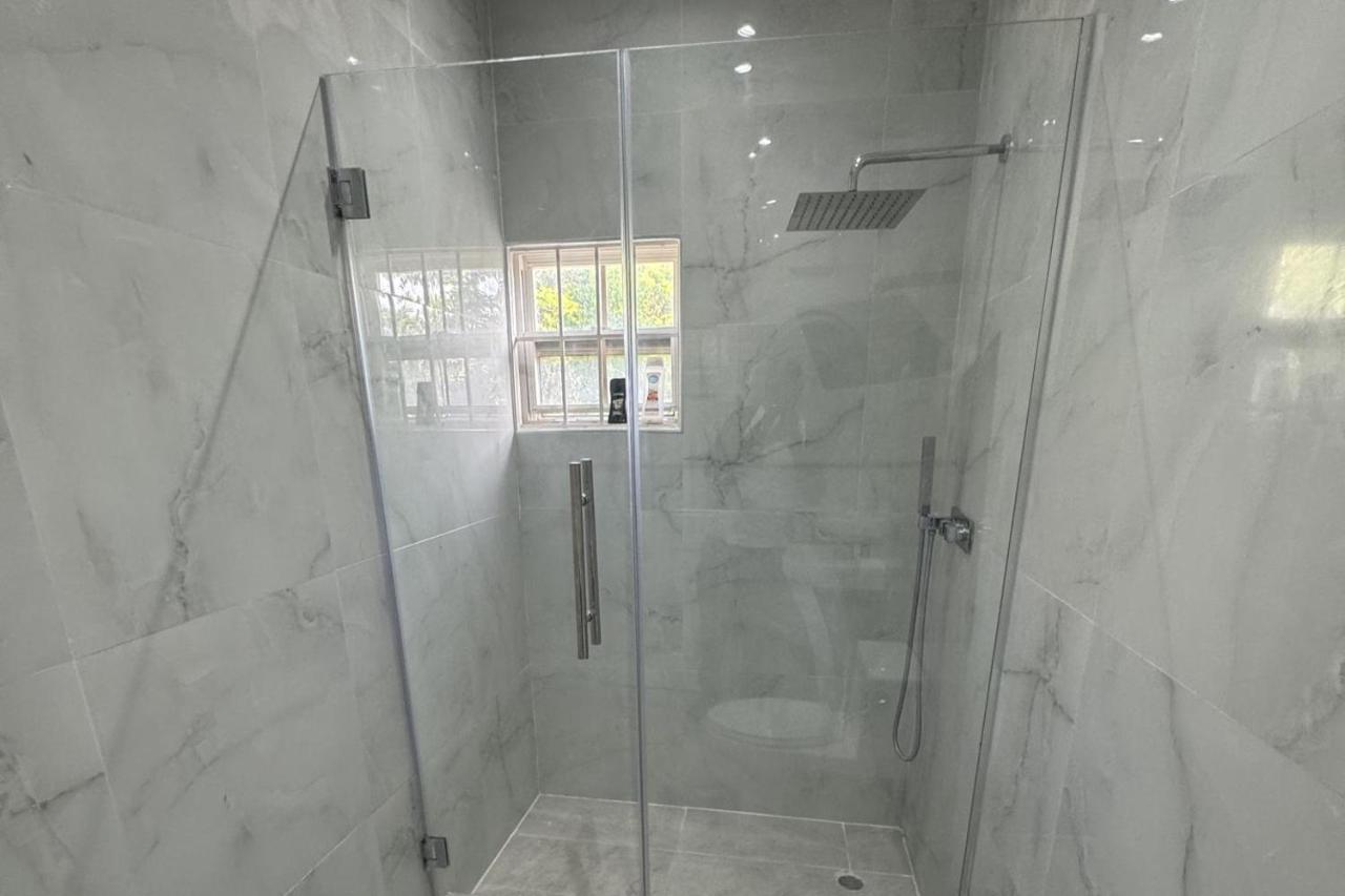 1 Bed - Sleeps 4 - Parking - 5 Min to Beach - 3