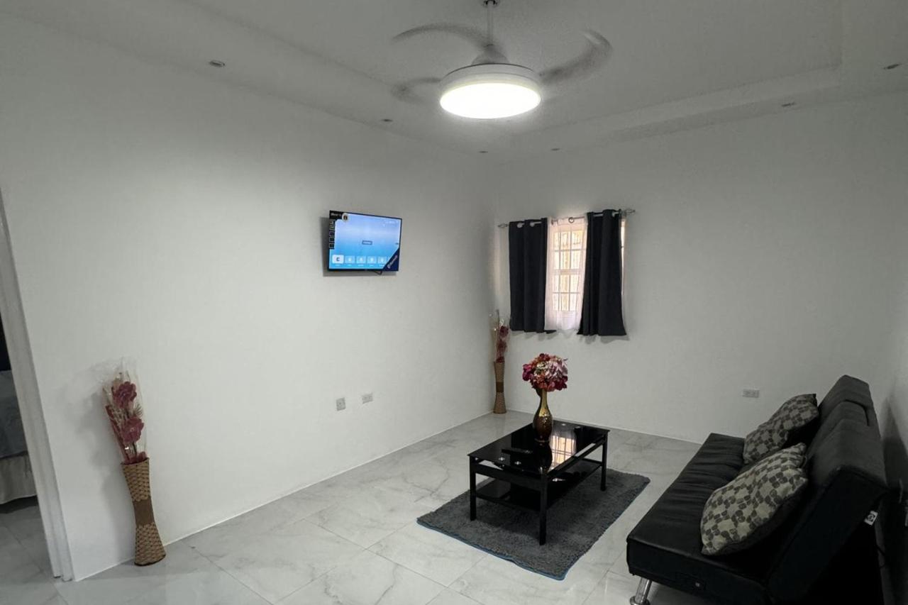 1 Bed - Sleeps 4 - Parking - 5 Min to Beach - 5