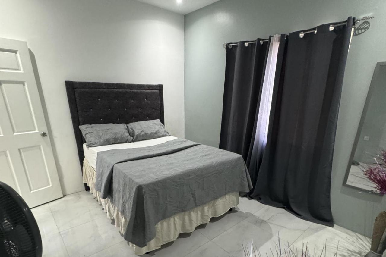 1 Bed - Sleeps 4 - Parking - 5 Min to Beach - 2