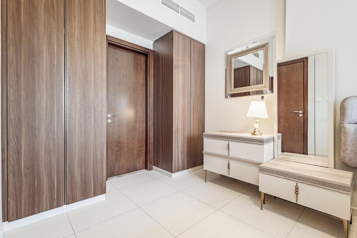 Stylish 2 BR Business Bay - Canal View - Gym and Pool - 3