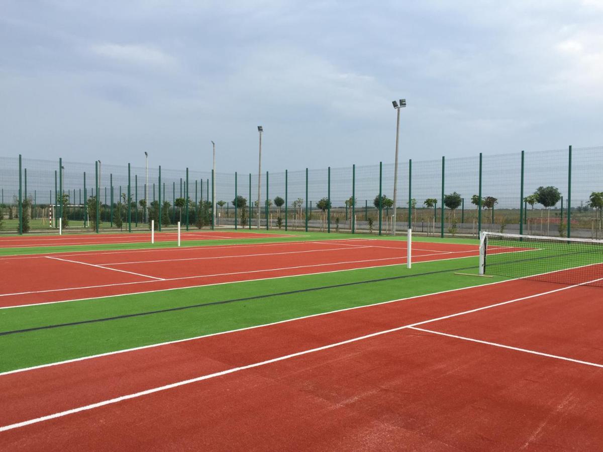 Tennis court: Resort Plaza Lake