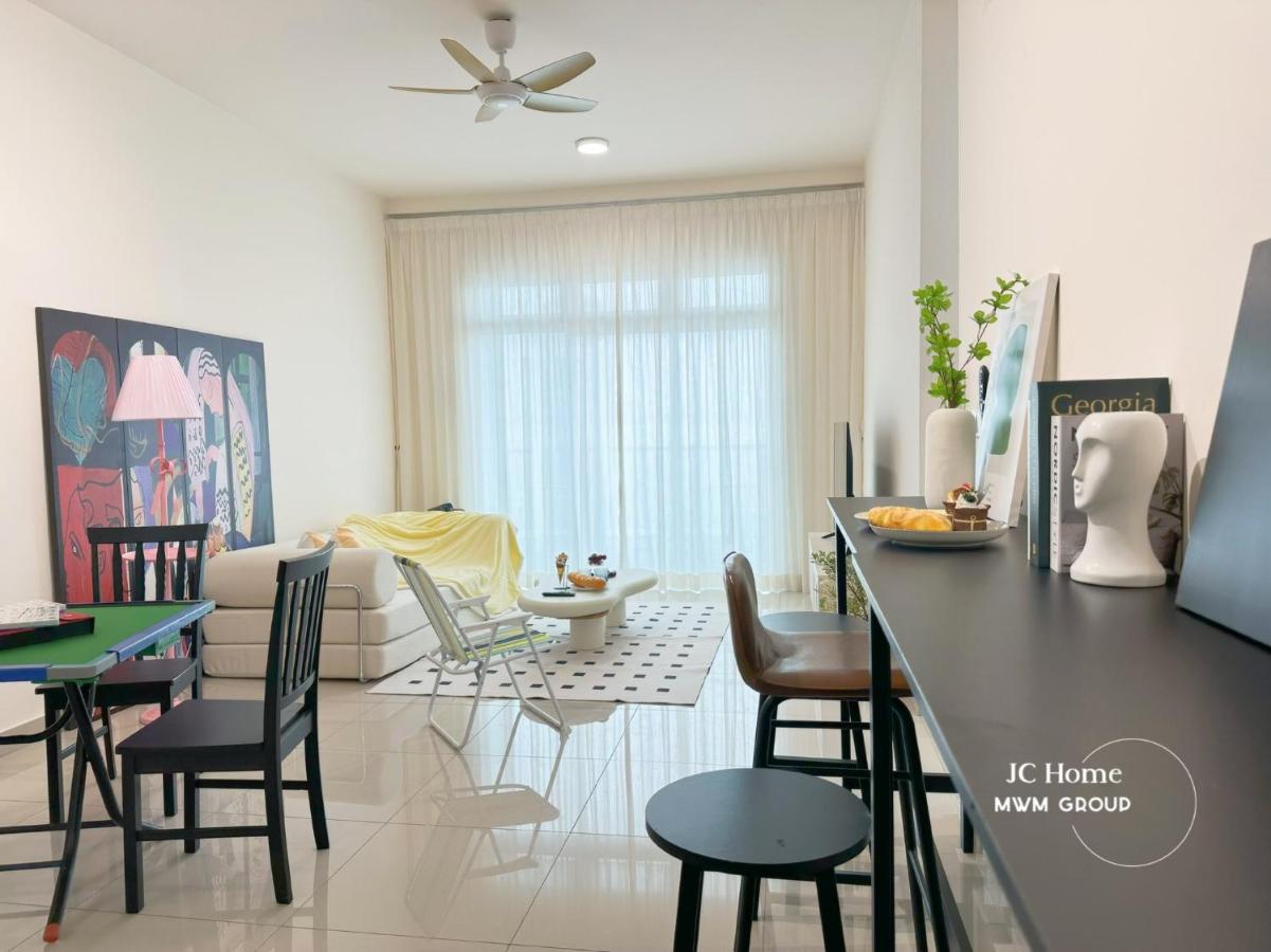 Twin Galaxy City View Homestay Near CIQ Johor Bahru - 2