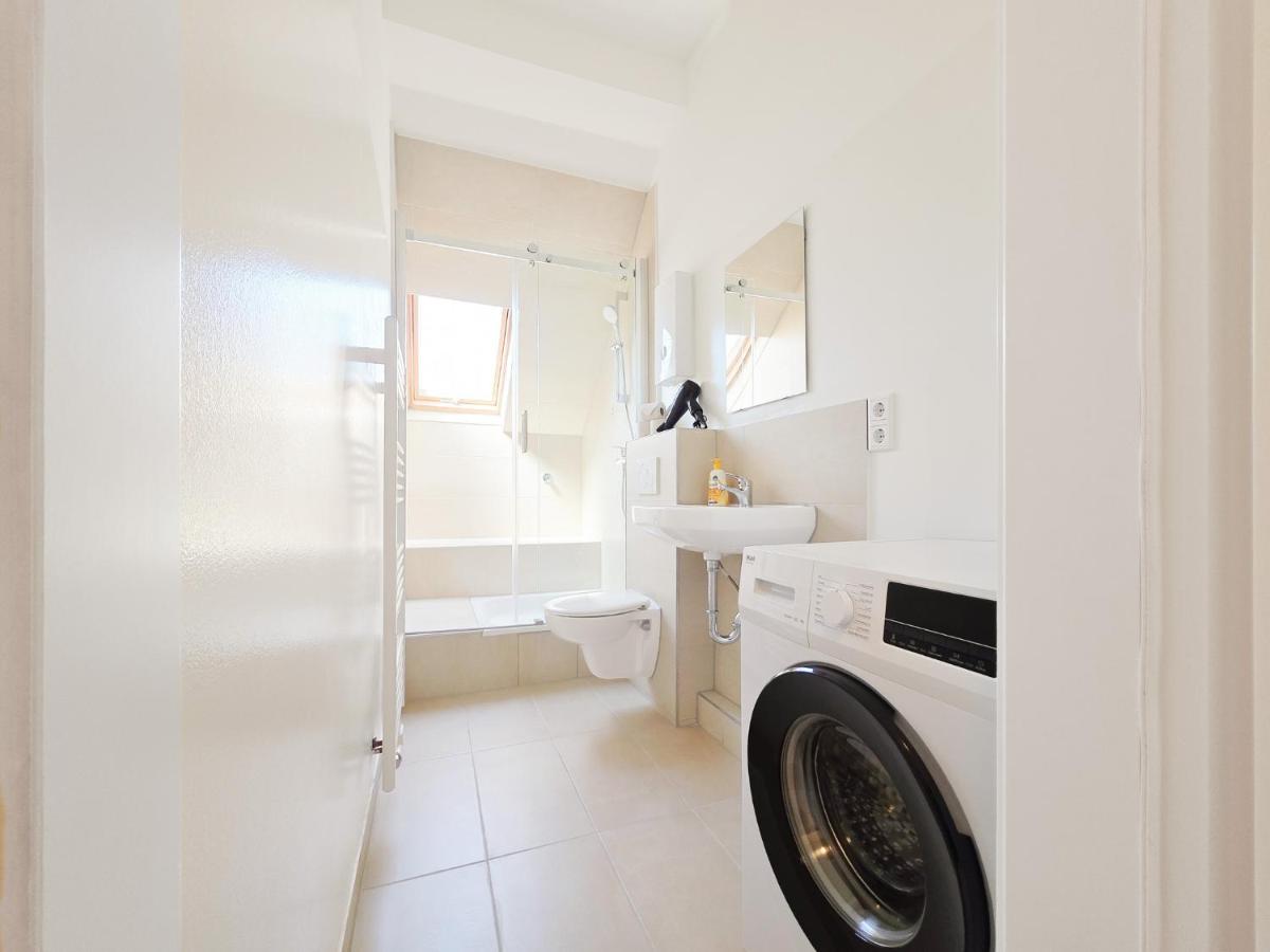 Tolstov Apartments - 4 Room Apartment - Maisonette - Balcony - 20 Min Messe DUS and Old Town DUS