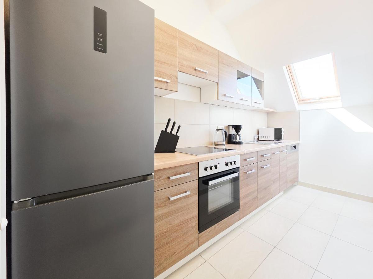 Tolstov Apartments - 4 Room Apartment - Maisonette - Balcony - 20 Min Messe DUS and Old Town DUS