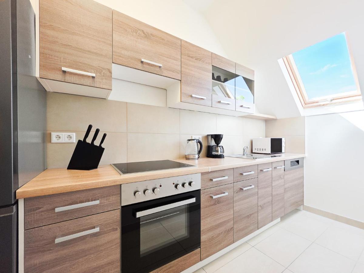 Tolstov Apartments - 4 Room Apartment - Maisonette - Balcony - 20 Min Messe DUS and Old Town DUS