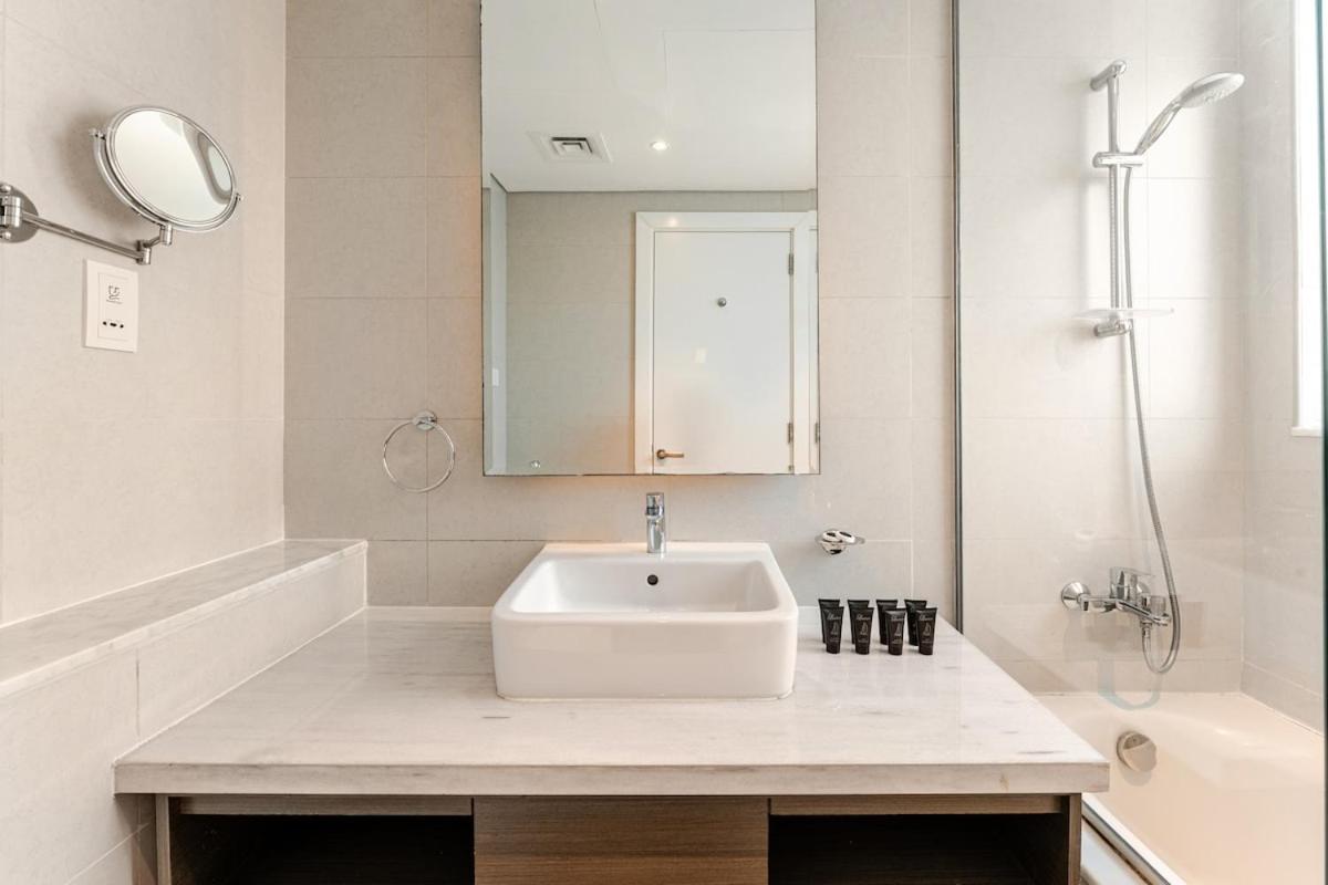 Stylish 1BR with Burj & Canal View - 3