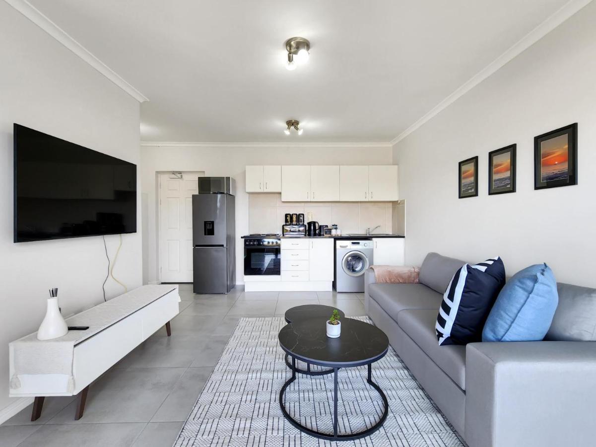 Rivers Edge Apartment in Rondebosch with Balcony - 4