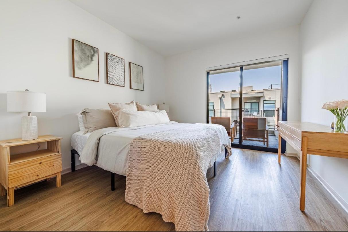 Beautiful Apartment in Hollywood - 2