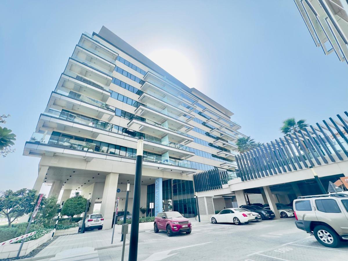 Bright 2BR Pool, Yas View & Direct Beach Access - 4