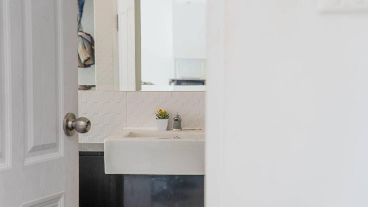 Mountain Loft 700m from Beach [Pool & Gym] - 3