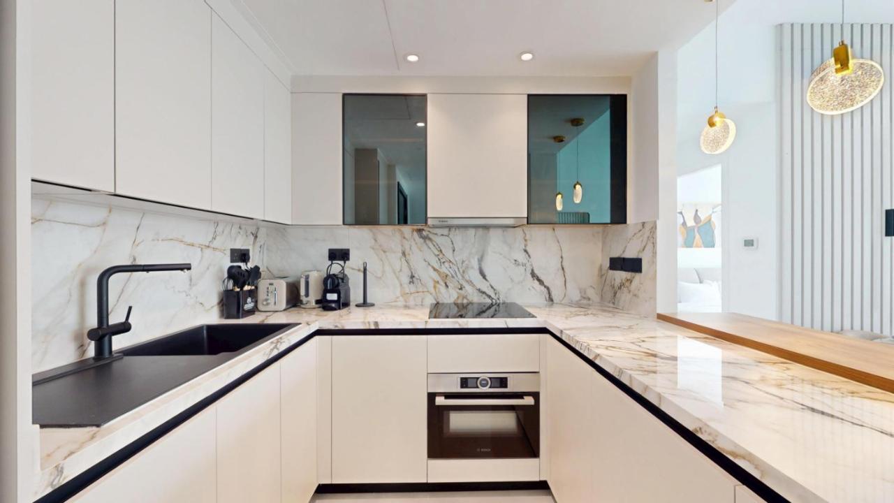 Vacationer Holiday Homes I Cosy 1 Bed l Marina and Skyline Views - 5