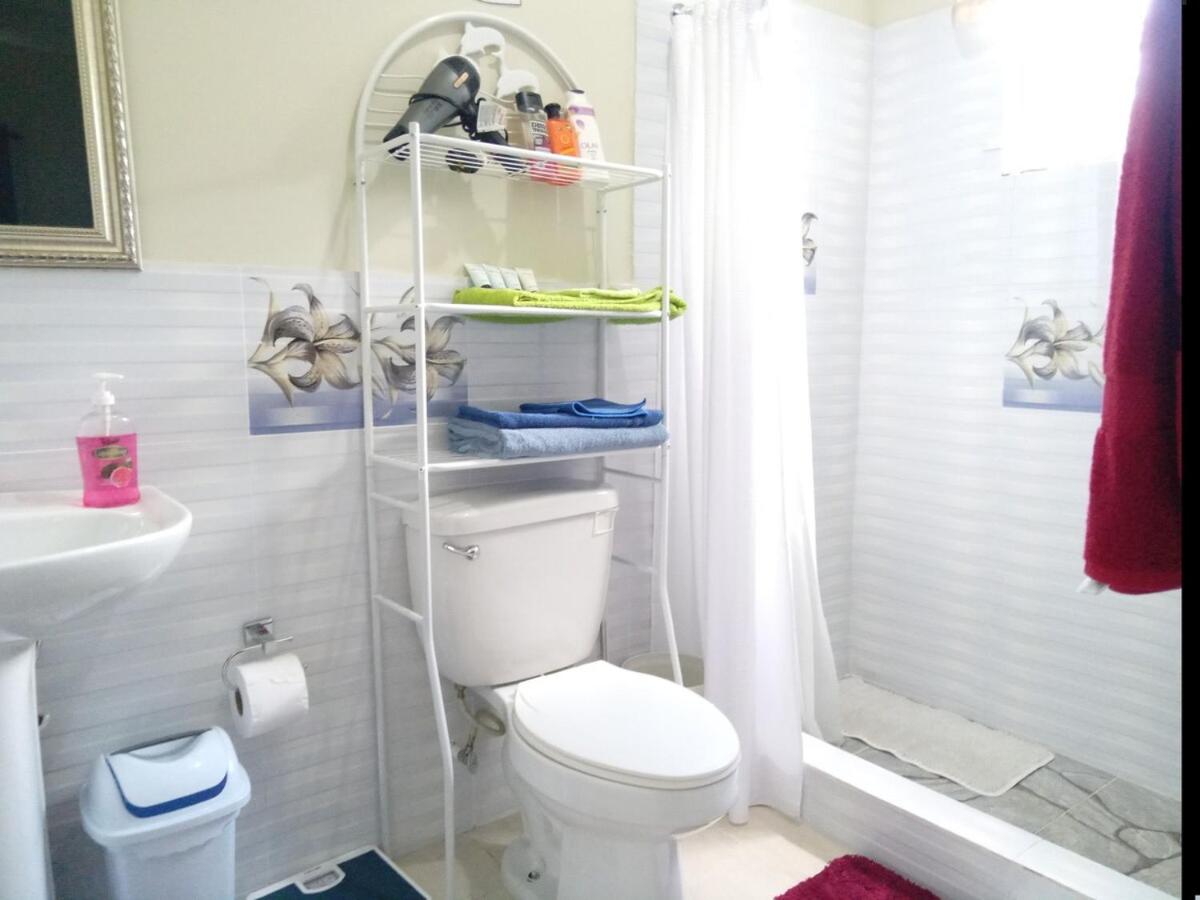 MIRANDO PLACE #6--- BEACH CLUB ACCESS, ,POOL, HOTTUB, GYM,3 LOUNGES, APARTMENT #6-Airport 10 mins - 3