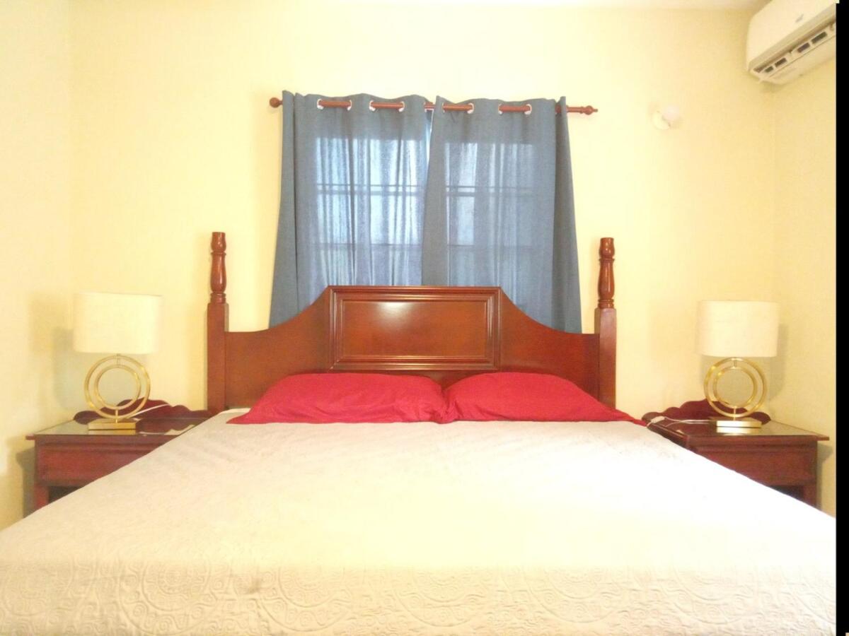 MIRANDO PLACE #6--- BEACH CLUB ACCESS, ,POOL, HOTTUB, GYM,3 LOUNGES, APARTMENT #6-Airport 10 mins - 2