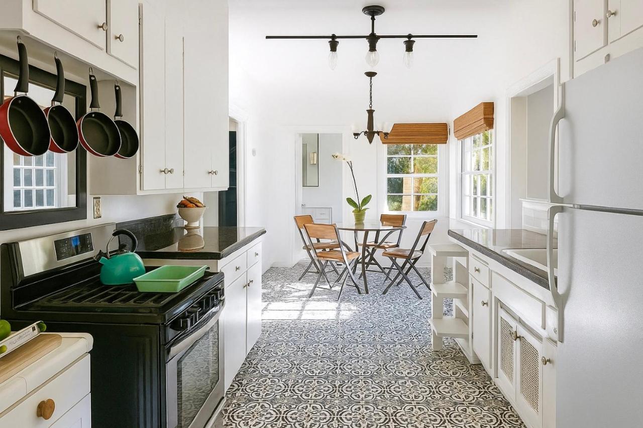 Enchanting Gated Hollywood Hills Oasis with Tranquil Treet-Top Views, Outdoor Living Room and Patio, Magical Zen Garden, Plus Free Garage in LA's Most Desirable Central Serene Area, Sleeps 6 - 4