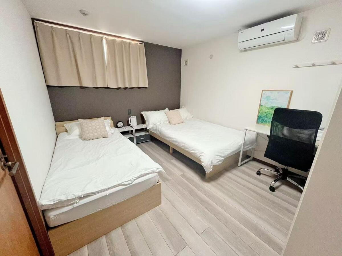浅草花日美居 Asakusa Hanahi 102 Twin Bedroom 4 min walk to Asakusa Temple Direct subway access to Narita Haneda Airport Host's listings are all at the same address