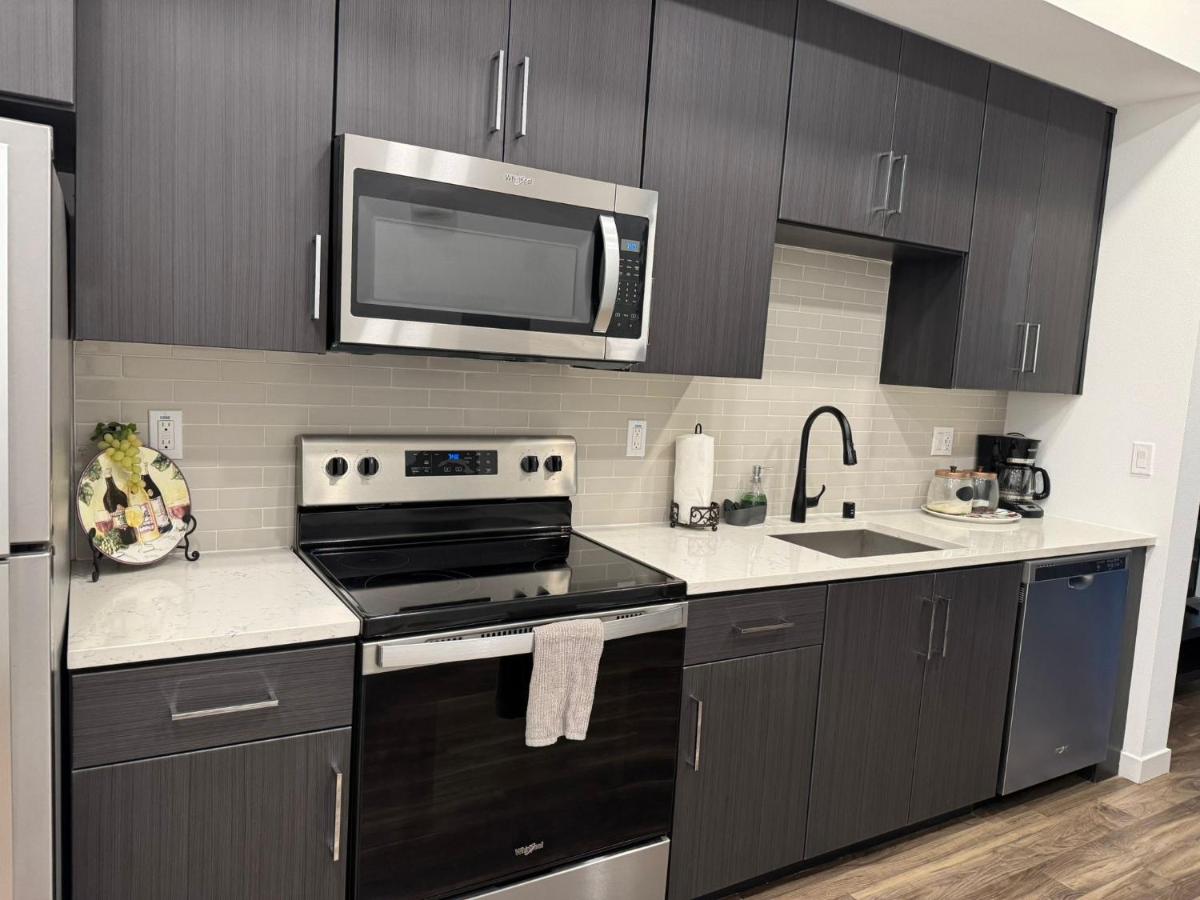 Vine & Sunset Loft Free Parking and WIFI - 4