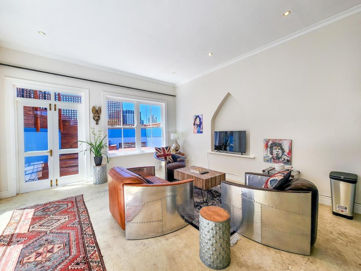 Trendy home in heart of City Heritage, Mtn Views - 3