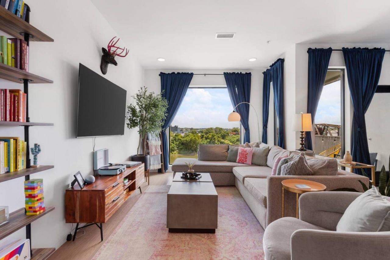 Luxury Riverview Walk to Broadway with Garage and Patio