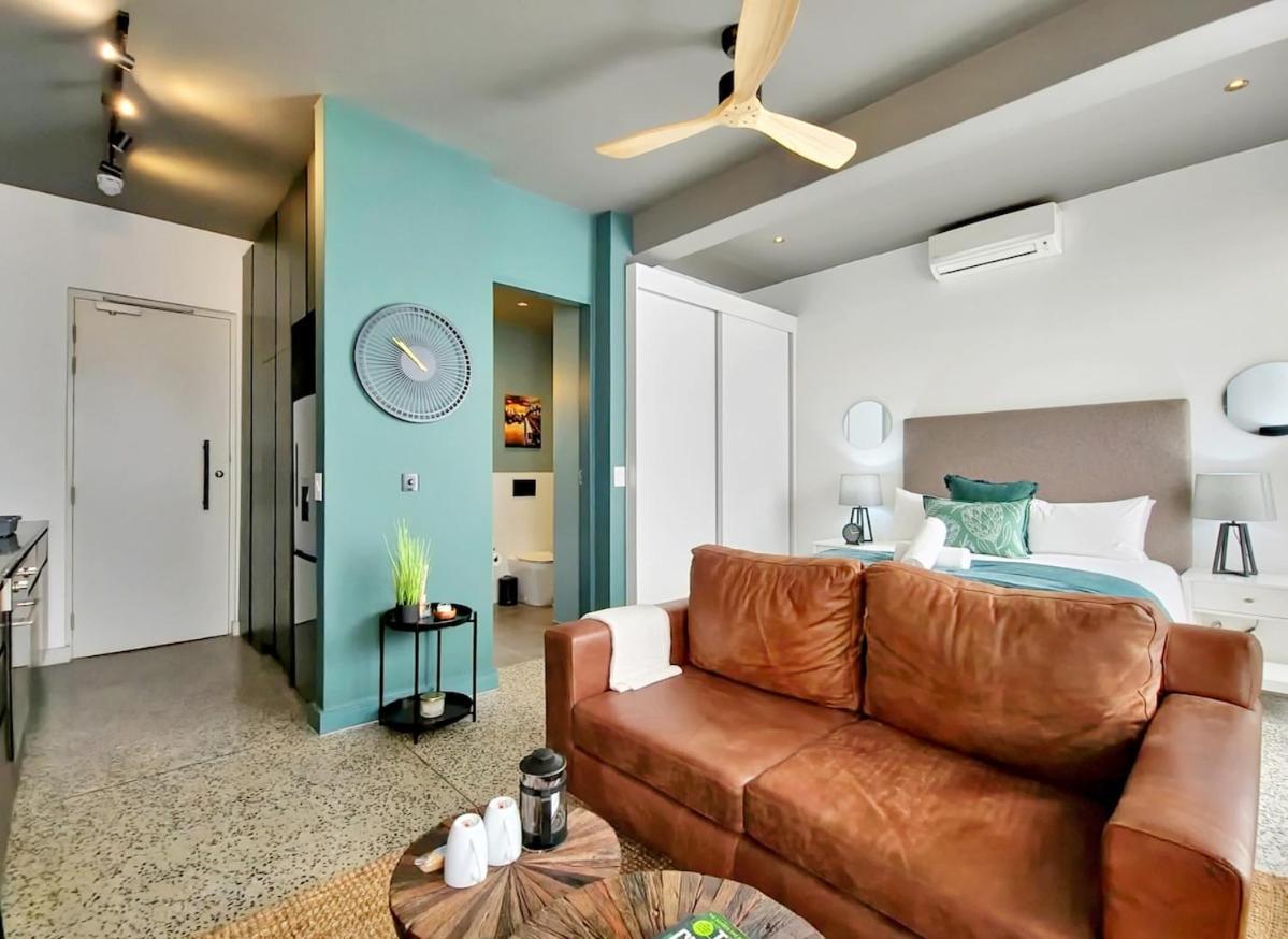 Trendy, secure, private balcony, Wifi & Smart TV - 5